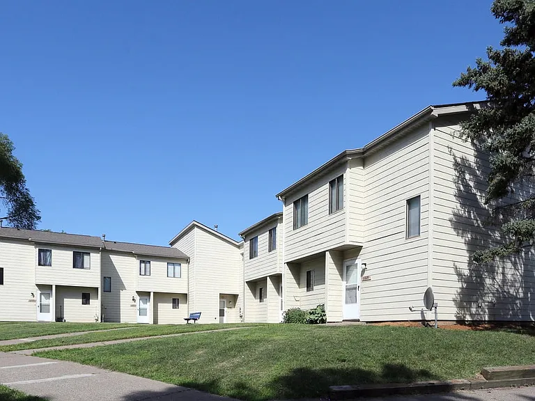 Victoria Townhomes — Photo 4