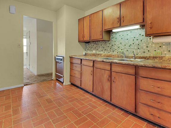4th image of 22555 Yates Ave