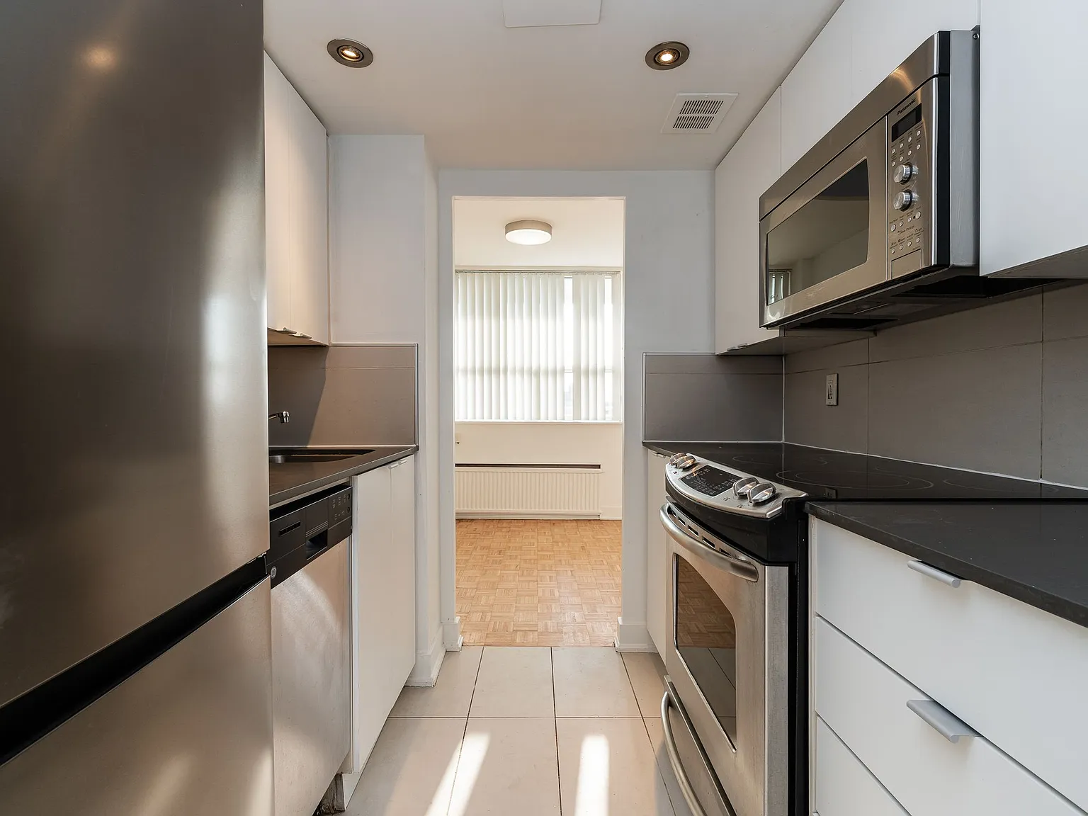 551 Eglinton Avenue East — Photo 3