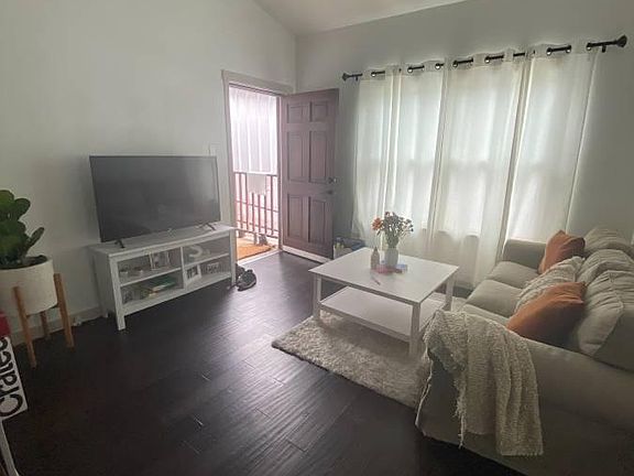 4th image of 1419 De La Vina St APT B