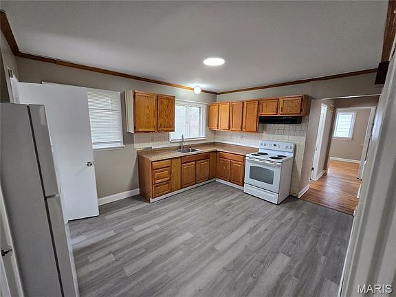 5th image of 135 Duquette Ln