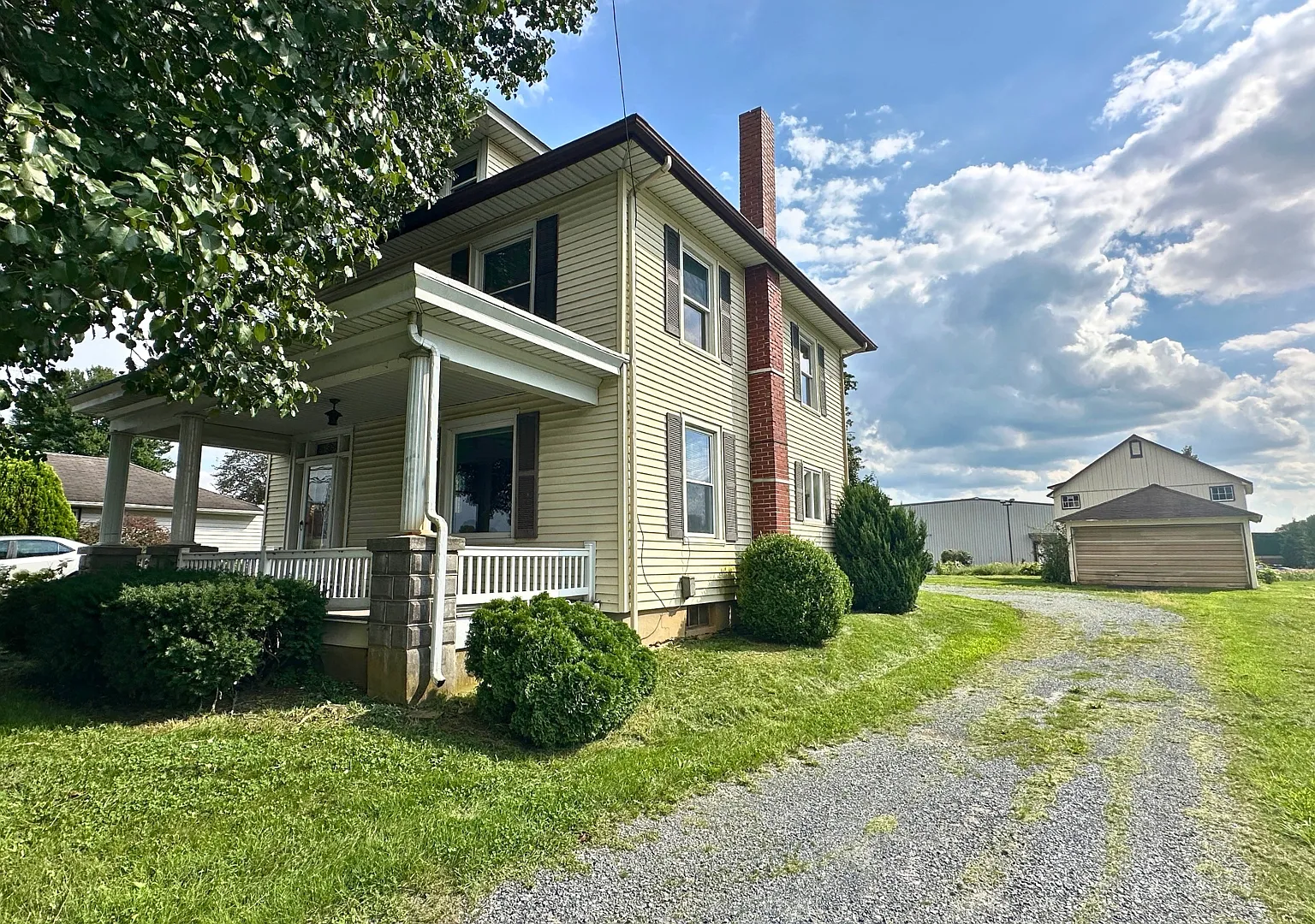 4 bed, 1.5 bath, 1627 sqft, $1,895 — Photo 2
