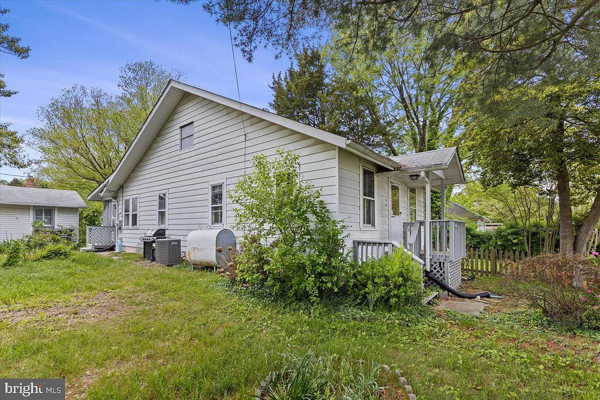 108 Bay Ave photo 1