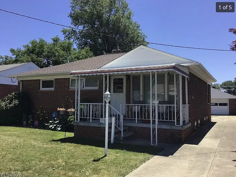31530 Royalview Dr — Photo 2