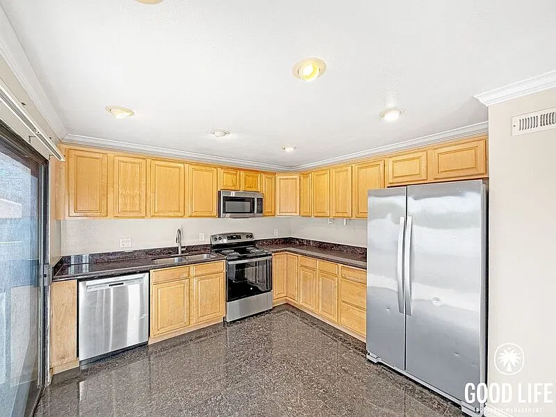 3 bed, 2.5 bath, 1450 sqft, $4,600 — Photo 2