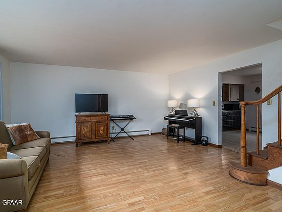 4th image of 518 27th Ave S