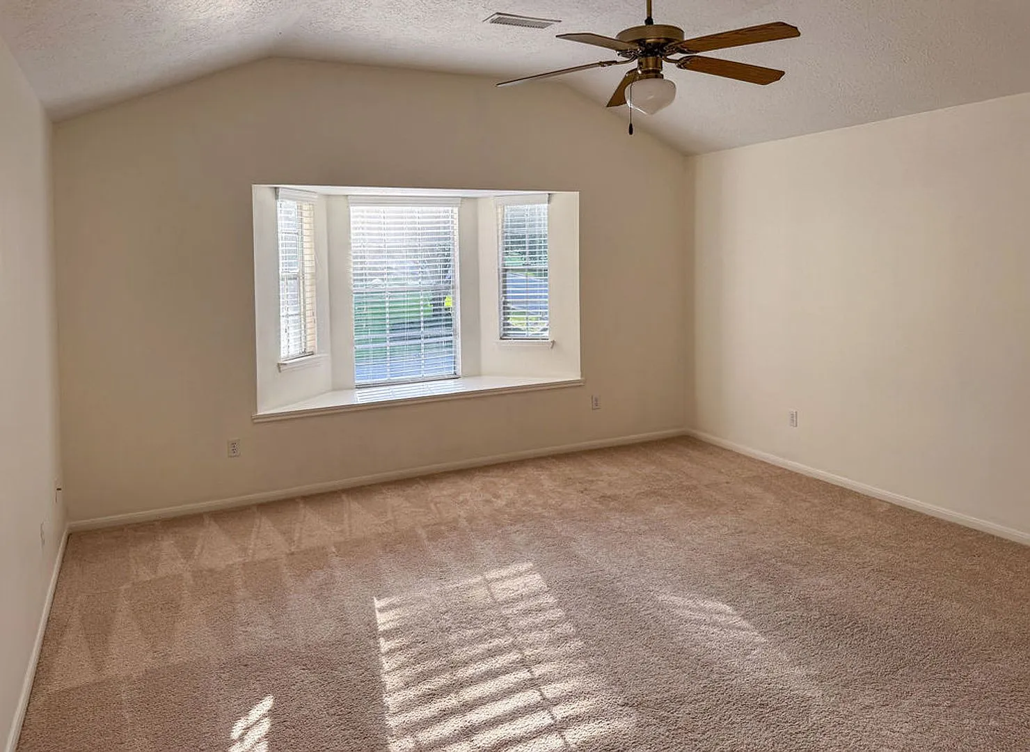 Move In Special 1/2 Off 1st Month's Rent Beautiful 2 Story On Corner In Elkins Lake — Photo 2