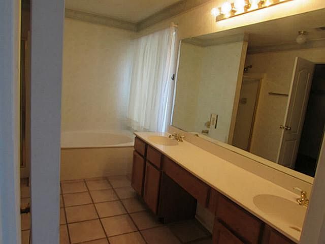 1st image of 2240 Chapman Dr