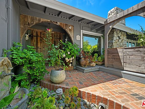 3rd image of 16582 Calneva Dr