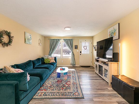 5th image of 535 E Whiteside Street