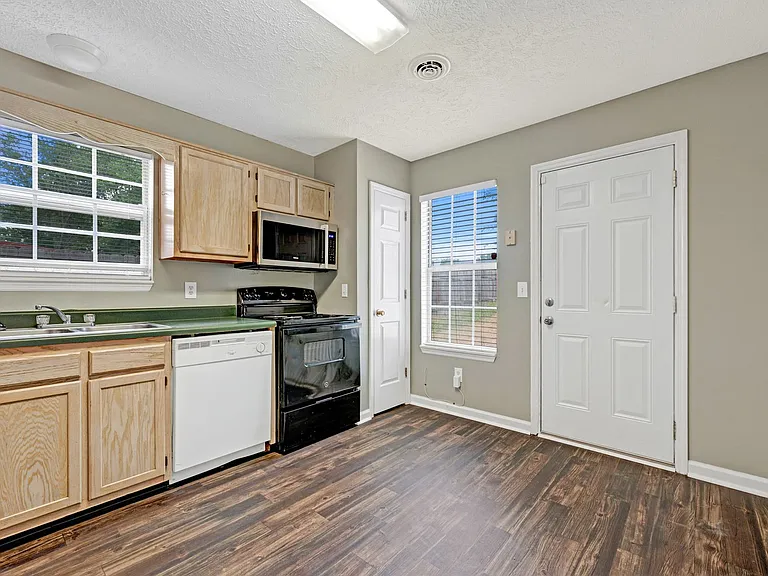 2712 Riverbend Dr — Photo 3