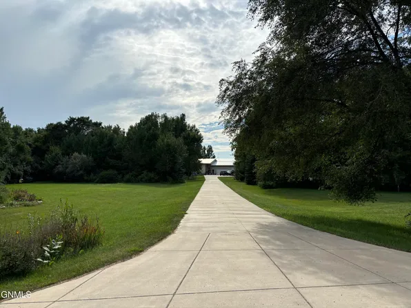 10750 Rushmore Rd, Bismarck, ND 58503