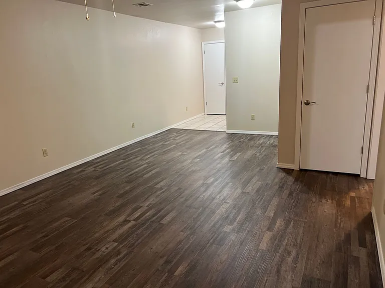 606 Rolling Hills Dr — Photo 3
