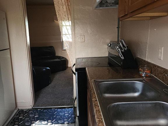 3rd image of 718 Hazel Ave