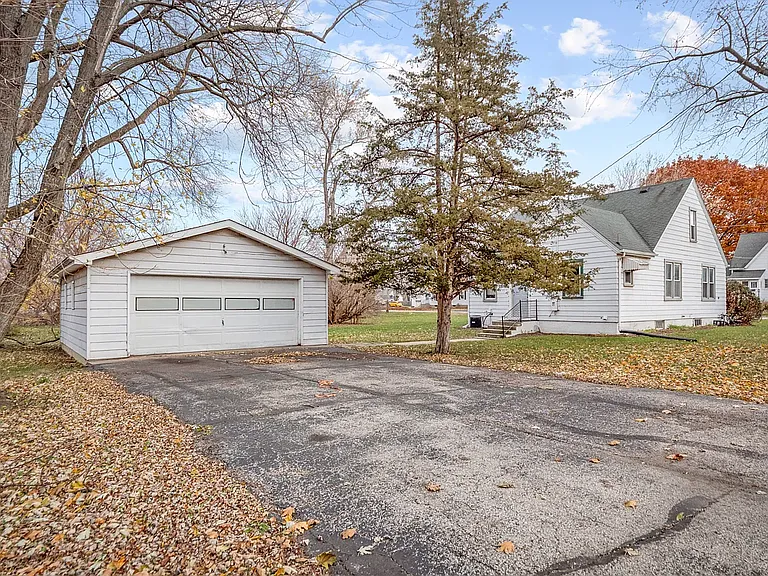604 N Taylor St — Photo 2