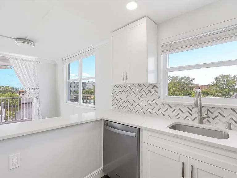 1505 N Riverside Dr #404 — Photo 10