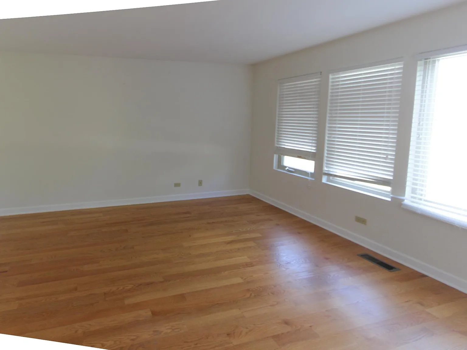 4 bed, 2.5 bath, 3590 sqft, $4,400 — Photo 3