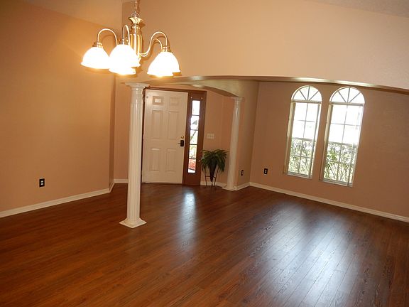 5th image of 1494 Surrey Park Dr