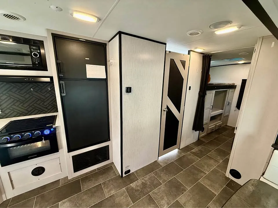 Studio, 400 sqft, $700 — Photo 3