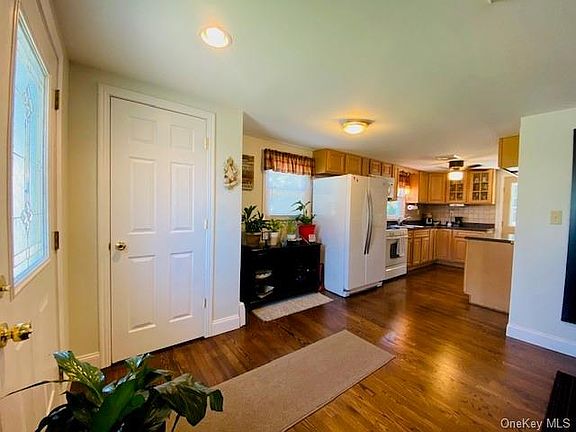 5th image of 75 Harth Dr