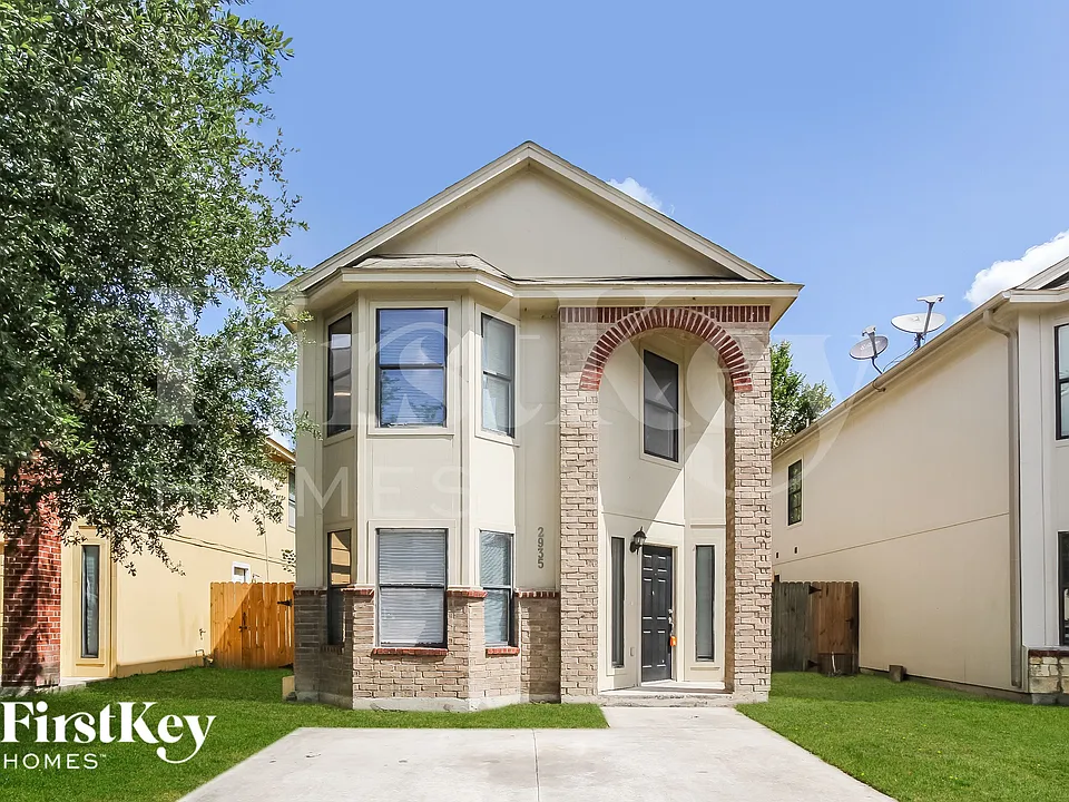 2935 La Estancia Ln