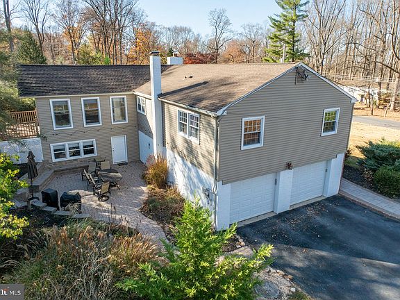2nd image of 321 Horseshoe Ln