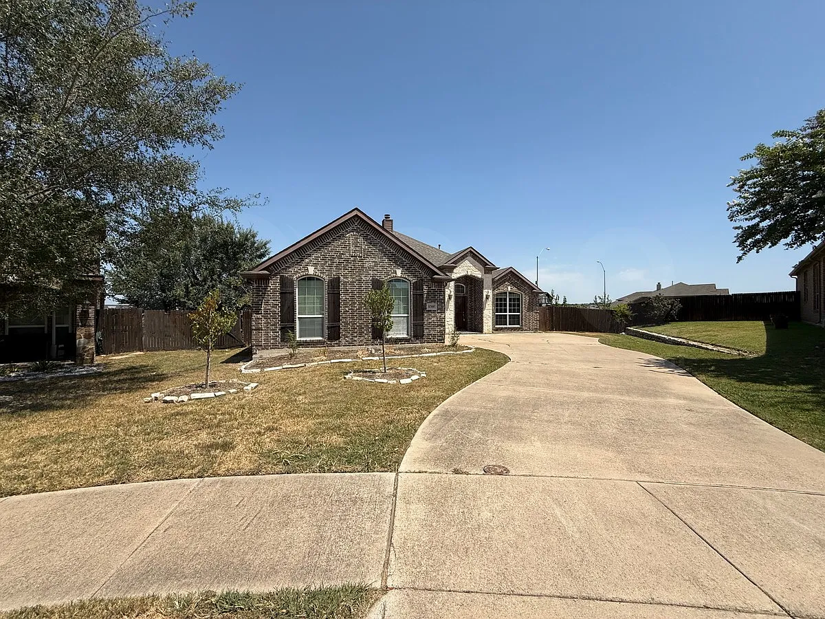 4 bed, 4.0 bath, 2817 sqft, $3,200 — Photo 2