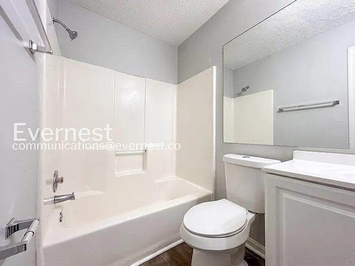 1336 Yorkshire Ln — Photo 12