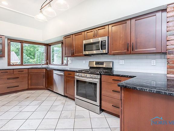 3rd image of 2111 Sherwood Ave