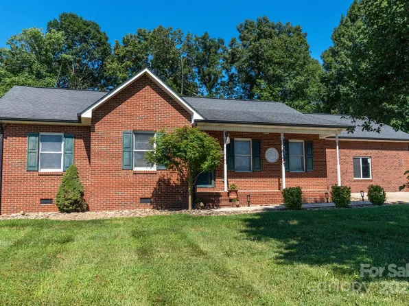 116 Green Meadow Ln, Statesville, NC 28625