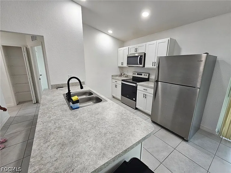 2523 NE 6th Pl — Photo 5