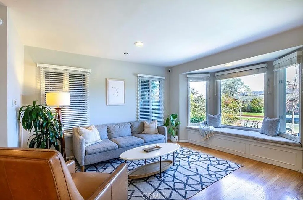 4 bed, 2475 sqft, $9,500 — Photo 3