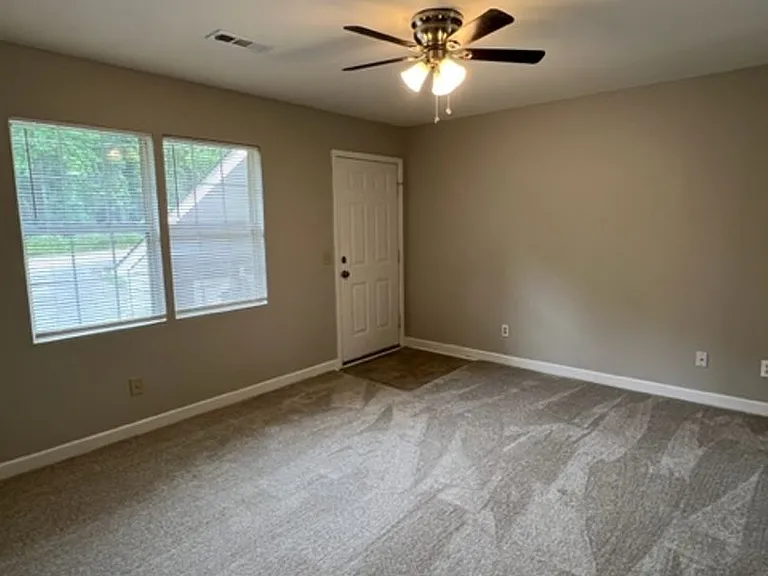 This spacious unit of a Quadplex has 2 BR and 1 Full Bath. Move In Ready! — Photo 2