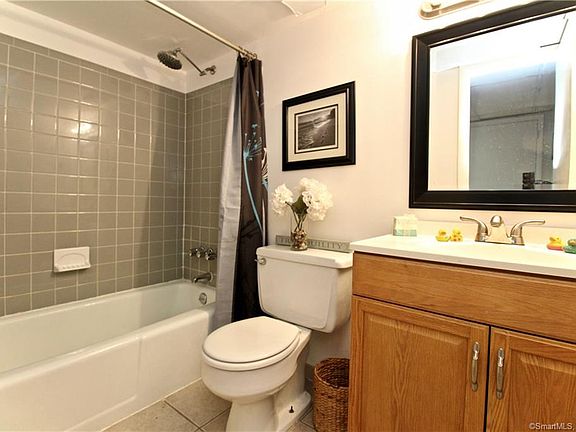 5th image of 134 Woodside Grn APT 1