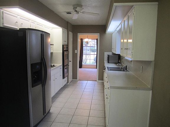 3rd image of 1050 Shakespeare Dr