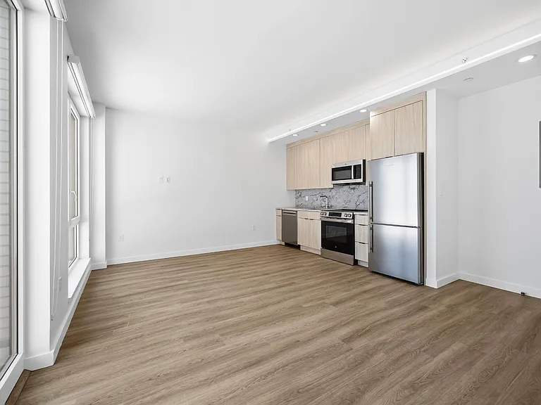 100 Sullivan Pl #601 — Photo 3
