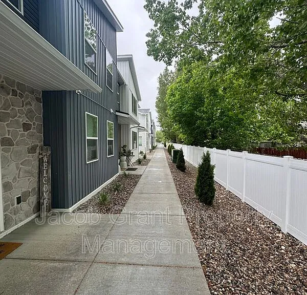 826 E Sunnyside Rd #4 — Photo 1