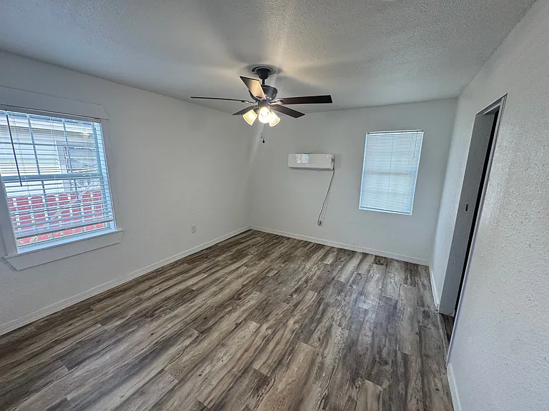2404 W 9th St — Photo 8