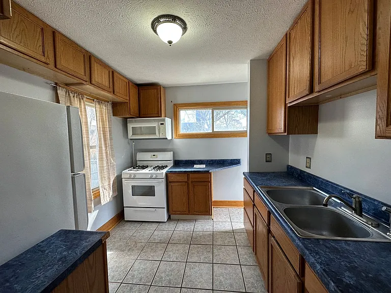 910 Union Ave SE — Photo 2