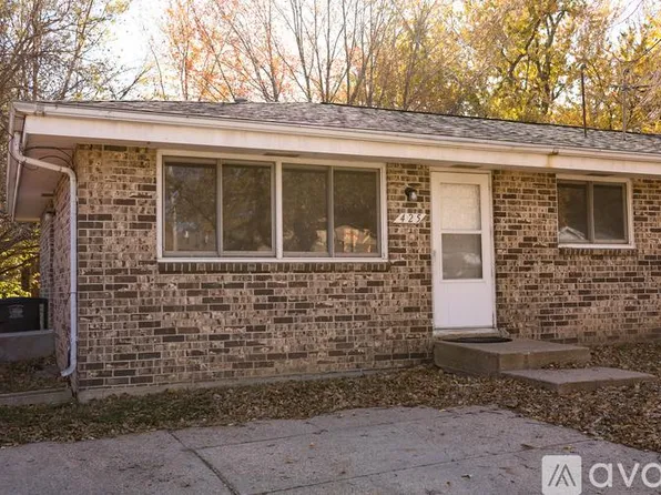 421 E Watrous Ave, Des Moines, IA 50315