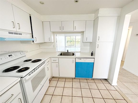 3rd image of 3905 N Nob Hill Rd APT 403