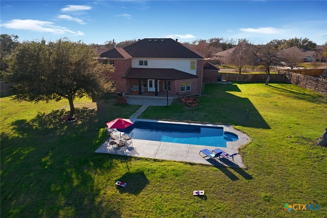 6 bed, 4.0 bath, 5000 sqft, $5,700 — Photo 1