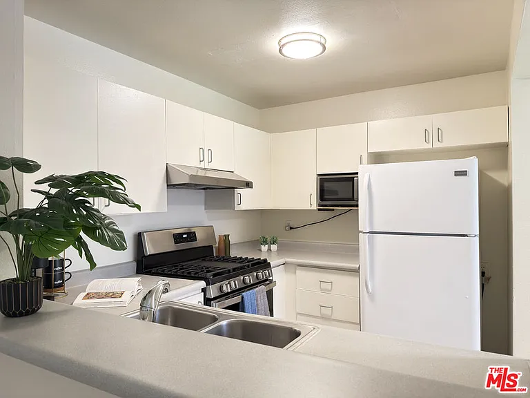 326 S Manhattan Pl #104 — Photo 2