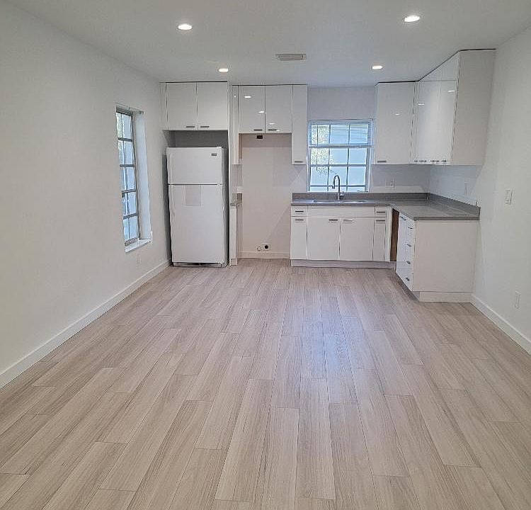 1st image of 4921 Ponce De Leon Blvd