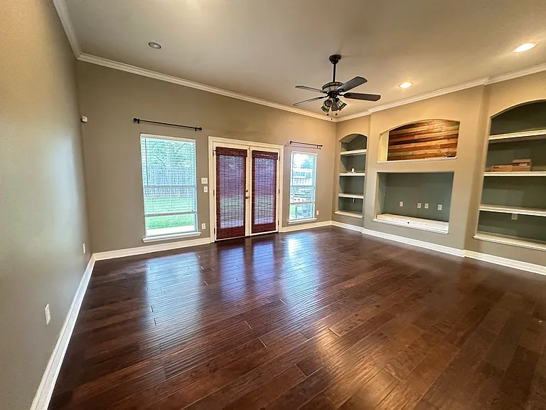 258 Avondale Ln — Photo 4