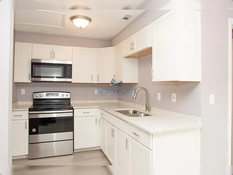 Bright & Open 2 bed 2 bath — Photo 6