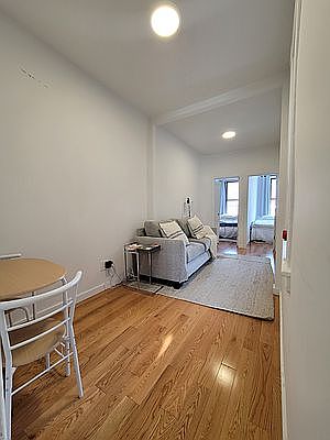 5th image of 312 E 9th St #17