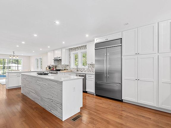 4th image of 57 Long Beach Ln