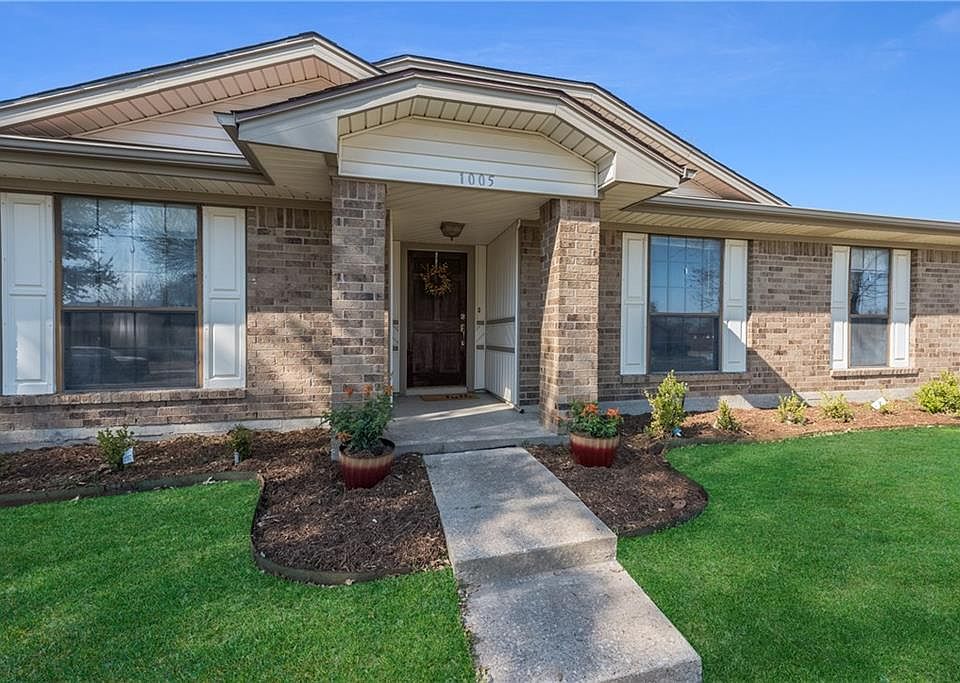 1st image of 1005 Simon Dr