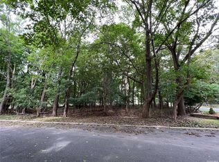 2 Samuels Path, Miller Place, NY 11764